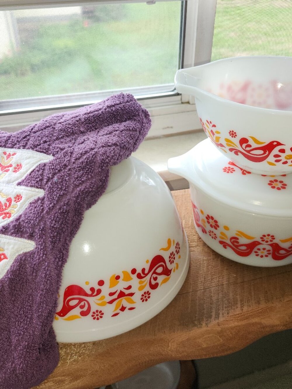 Pyrex friendship pattern various sizes and towel
